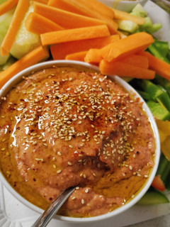 Una foto de Hummus de alubias rojas y pimiento asado