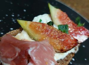 Foto de Tosta de Figo, Presunto Parma e Mel