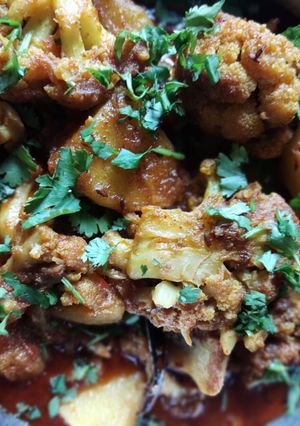 আলু ফুলকপির ডালনা (Fulkopir dalna recipe in Bengali) রেসিপির প্রধান ছবি