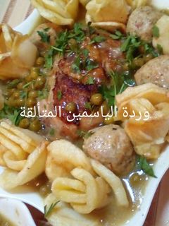 صورة لوصفة طاجين الجلبانة بكريات الدجاج وورود البطاطا