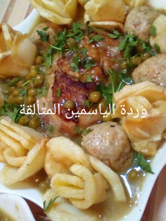 صورة لوصفة طاجين الجلبانة بكريات الدجاج وورود البطاطا