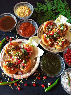 पनीर मोमोज चाट (Paneer Momos Chaat in Hindi) रेसिपी मुख्य फोटो