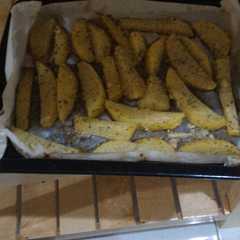 รูปของ Potato wedges panggang oven simple
