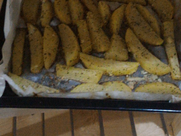 Bagaimana Menyiapkan Potato wedges panggang oven simple yang Enak