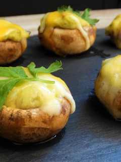 Una foto de Champiñones rellenos de hummus de albahaca
