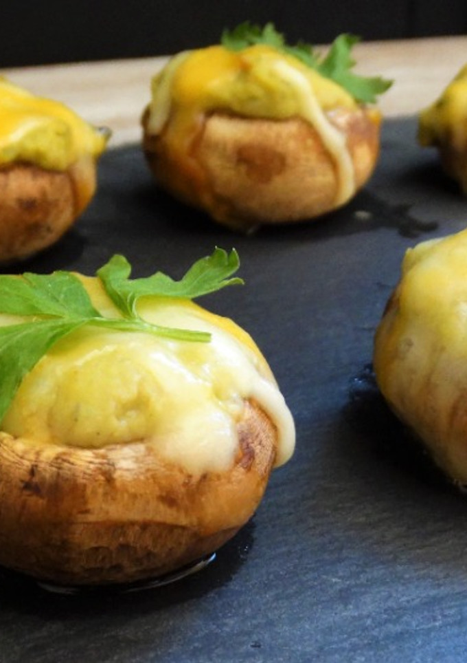 Una foto de Champiñones rellenos de hummus de albahaca