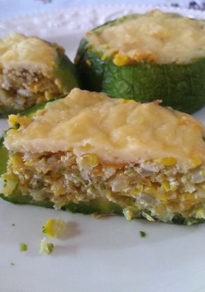 Una foto de Zapallitos rellenos de choclo, brócoli y huevo
