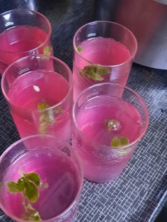 रूह अफजा मिंट लेमन कूलर (rooh afza mint lemon cooler recipe in Hindi) रेसिपी मुख्य फोटो
