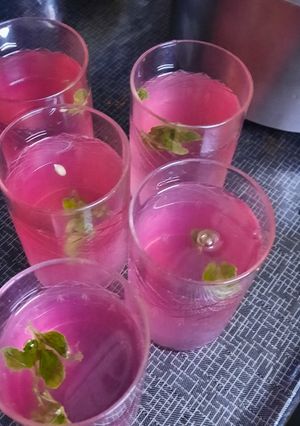 रूह अफजा मिंट लेमन कूलर (rooh afza mint lemon cooler recipe in Hindi) रेसिपी मुख्य फोटो