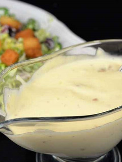 Una foto de Salsa César para la famosa ensalada