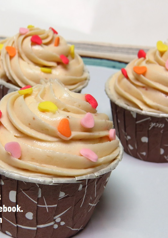 A picture of Vanilla Muffins with Strawberry Cream Cheese Sauce.