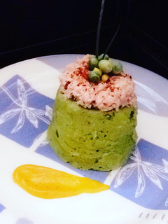 Una foto de Timbal de arvejas con top de atún