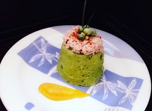 Una foto de Timbal de arvejas con top de atún