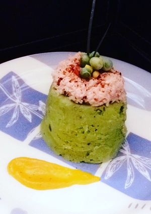 Una foto de Timbal de arvejas con top de atún