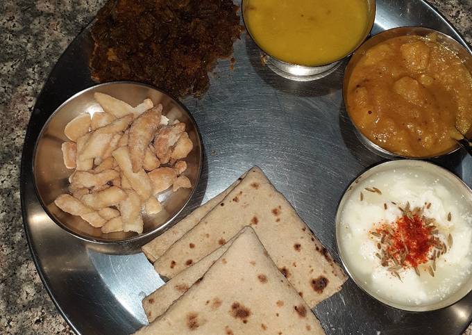 Simple thali- karari bhindi, dal, aalu sabji, dahi, roti