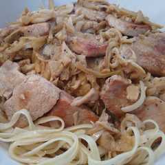 Una foto de Macarrones con Setas y puerco