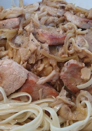 Una foto de Macarrones con Setas y puerco