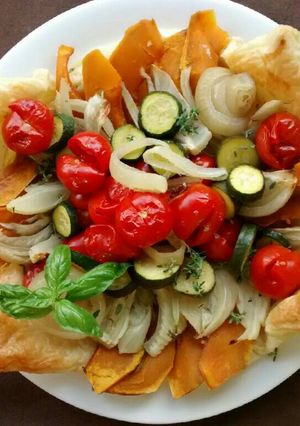 Foto di Cesto di pasta sfoglia con verdure al forno