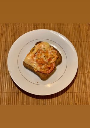 Una foto de Tostada tomato mozzarella 🍅