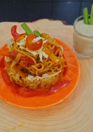 A picture of Schezwan noodles in noodles basket with kiwi banana smoothie.