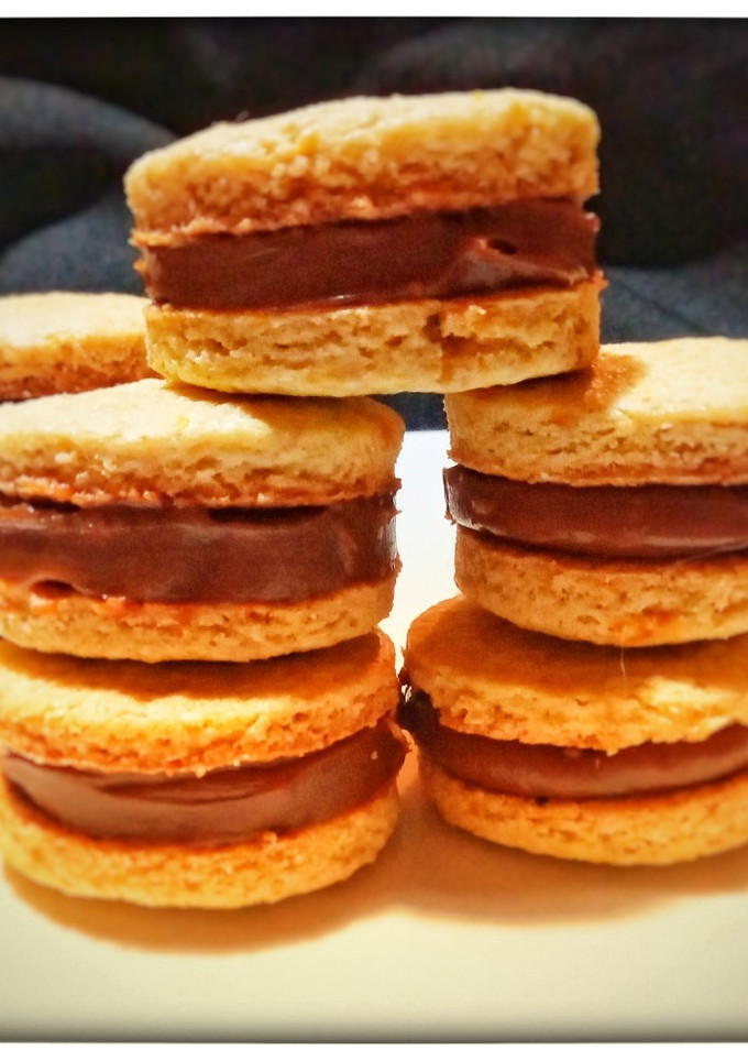 Una foto de Alfajores de avena, rellenos con dulce de leche. Sin balanza