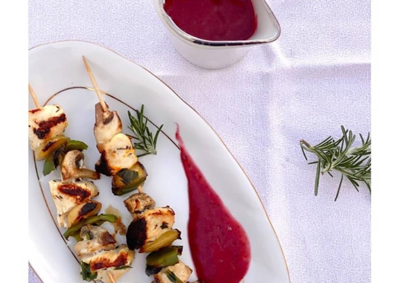 Brochetas de pollo con salsa de frutos rojos