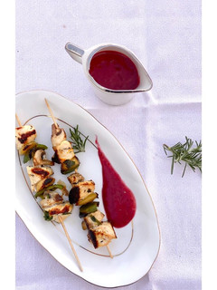 Una foto de Brochetas de pollo con salsa de frutos rojos