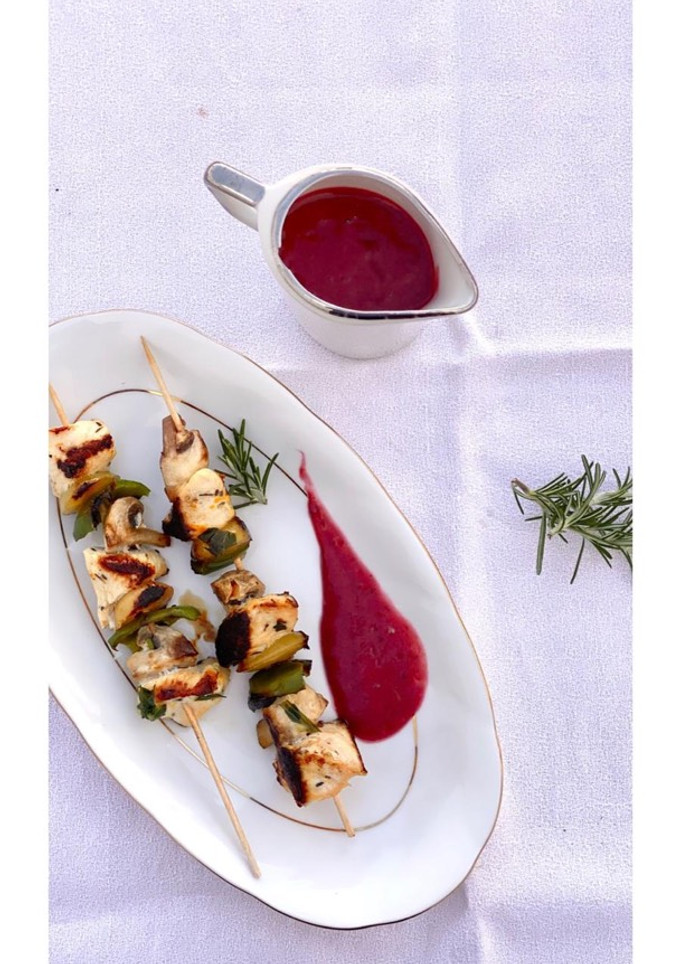 Una foto de Brochetas de pollo con salsa de frutos rojos