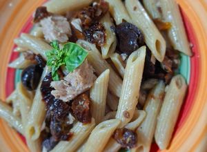 Foto di Penne integrali con pomodori secchi e tonno