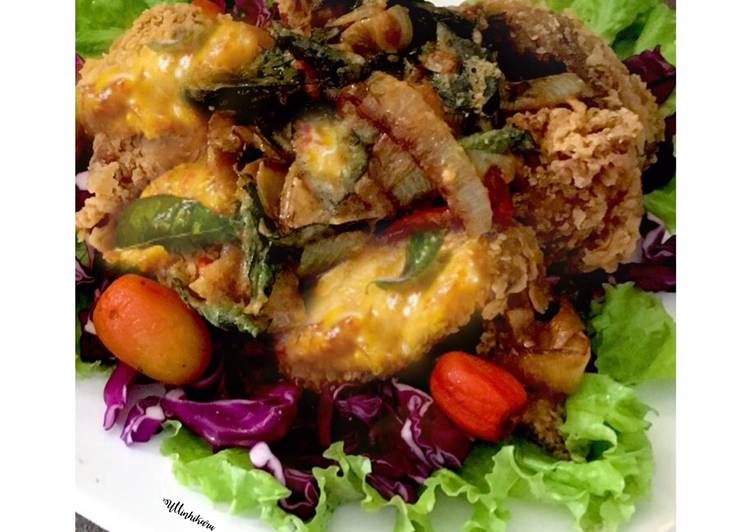 Langkah Mudah untuk Membuat 271. Ayam Saus Telur Asin dengan Daun Kari (Salted Egg Chicken) #ComboAnjangsana_RecookMimi, Lezat