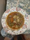 Guiso de patatas, alcachofas, habas, zanahorias y carne de cerdo