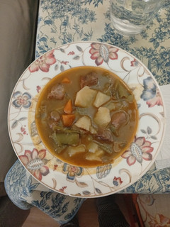 Una foto de Guiso de patatas, alcachofas, habas, zanahorias y carne de cerdo