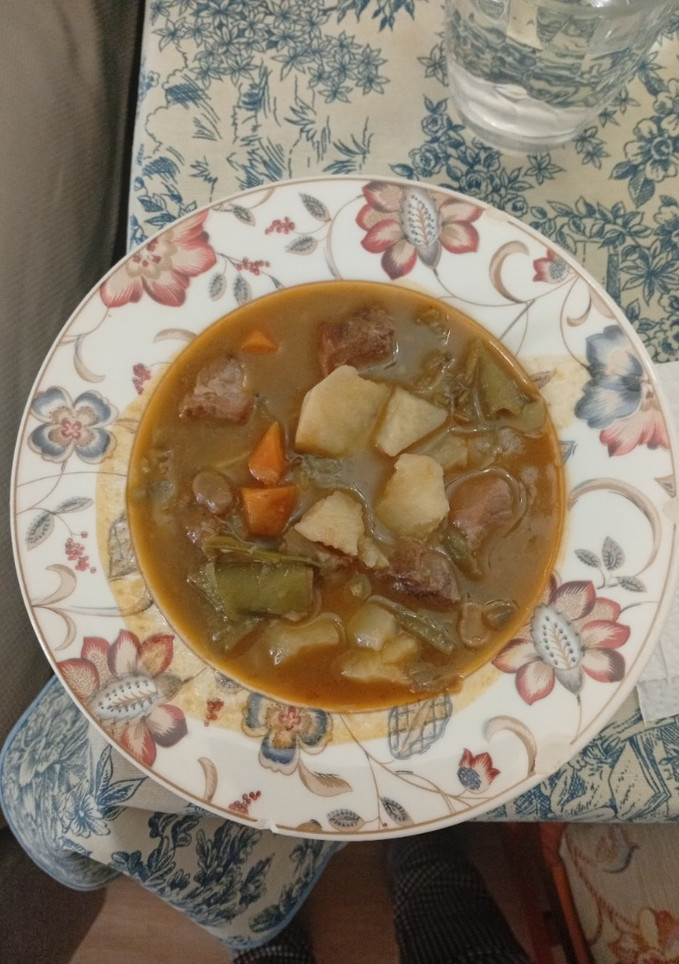 Una foto de Guiso de patatas, alcachofas, habas, zanahorias y carne de cerdo