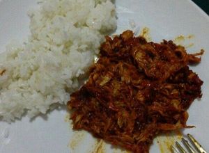 Una foto de Pollo en salsa de chile ancho