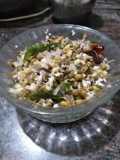 முளைக்கட்டிய பாசிப்பயறு சுண்டல் (Mulaikattiya paasipayaru sundal recipe in tamil) செய்முறை முக்கிய புகைப்படம்