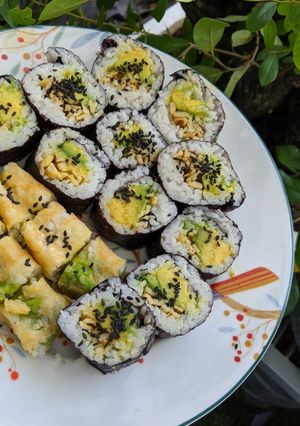 Hình của món Cơm cuộn bơ.