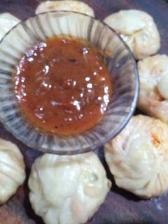 चीझी व्हेज मोमोज (cheese veg momos recipe in marathi) रेसिपी चे मुख्य फोटो