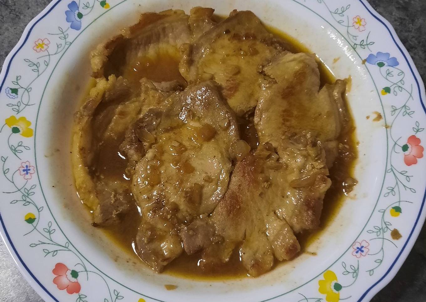 Lomo adobado al ajillo con salsa de Vino