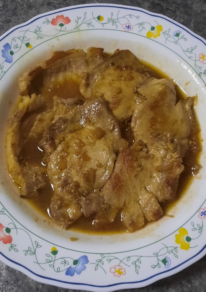 Una foto de Lomo adobado al ajillo con salsa de Vino