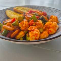 Una foto de Stir fry de gambas y espárragos al wok con miso picante