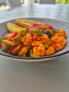 Una foto de Stir fry de gambas y espárragos al wok con miso picante