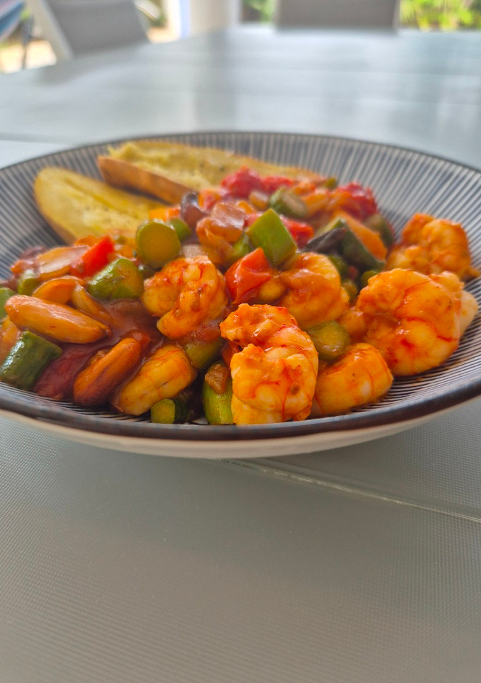 Una foto de Stir fry de gambas y espárragos al wok con miso picante