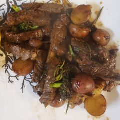 A picture of One pan steak, potatoes & broccoli.