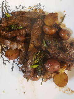 A picture of One pan steak, potatoes & broccoli.