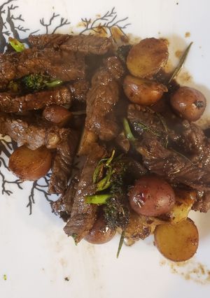A picture of One pan steak, potatoes & broccoli.