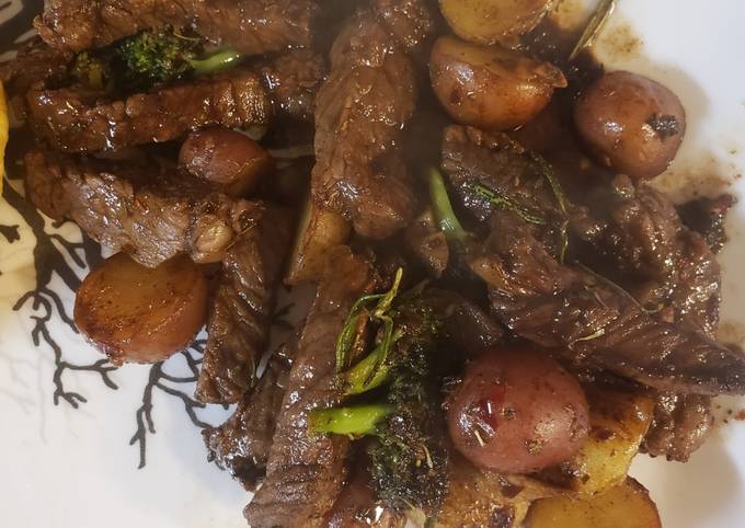 One pan steak, potatoes & broccoli