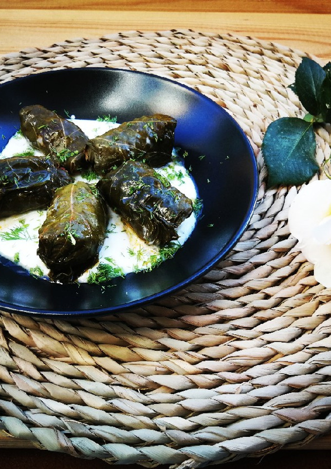 Una foto de Hojas de parra rellenas con mix de carne y arroz Bomba