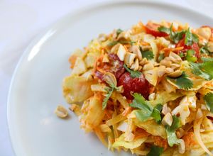 Foto de Salada crocante com molho agridoce de gema