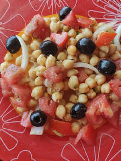 Una foto de Ensalada de garbanzos con tomate, comino y cilantro
