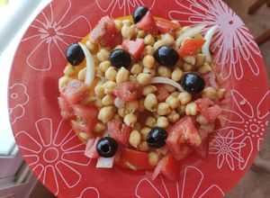 Foto principal de Ensalada de garbanzos con tomate, comino y cilantro
